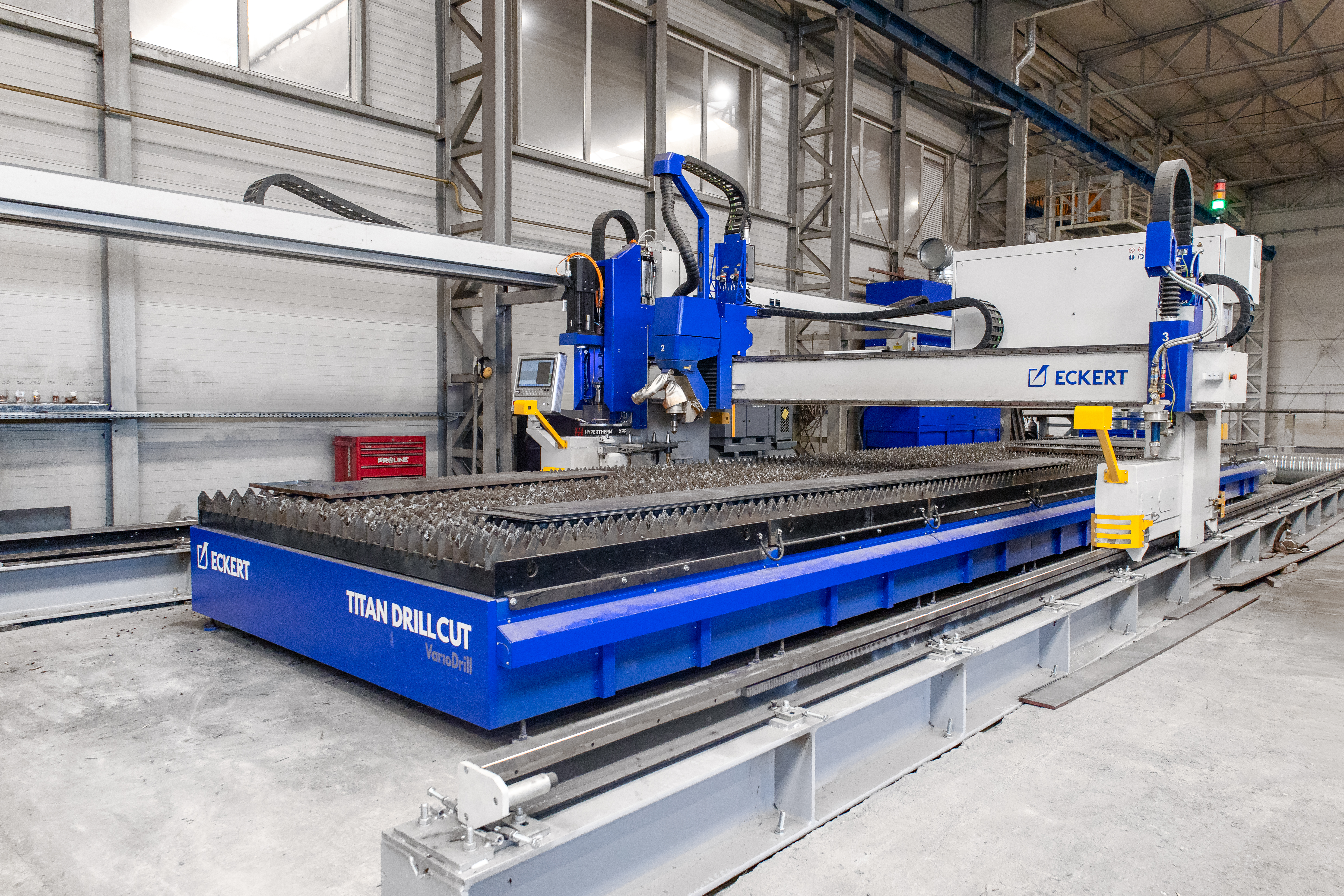 Titan DrillCut marki Eckert zainstalowany w hali produkcyjnej Blech Stal