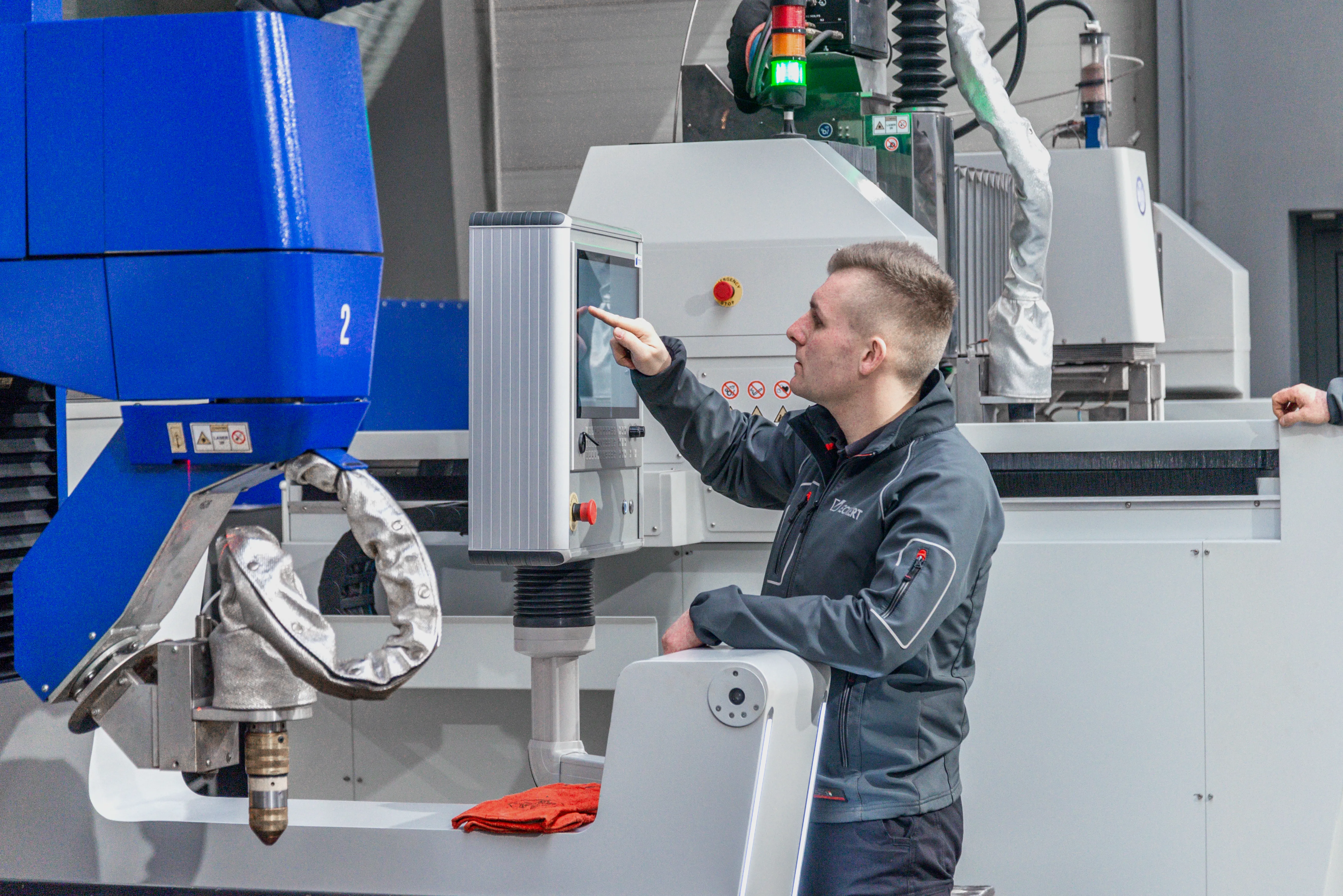 Szkolenie CNC w firmie Eckert – operator podczas programowania maszyny sterowanej numerycznie