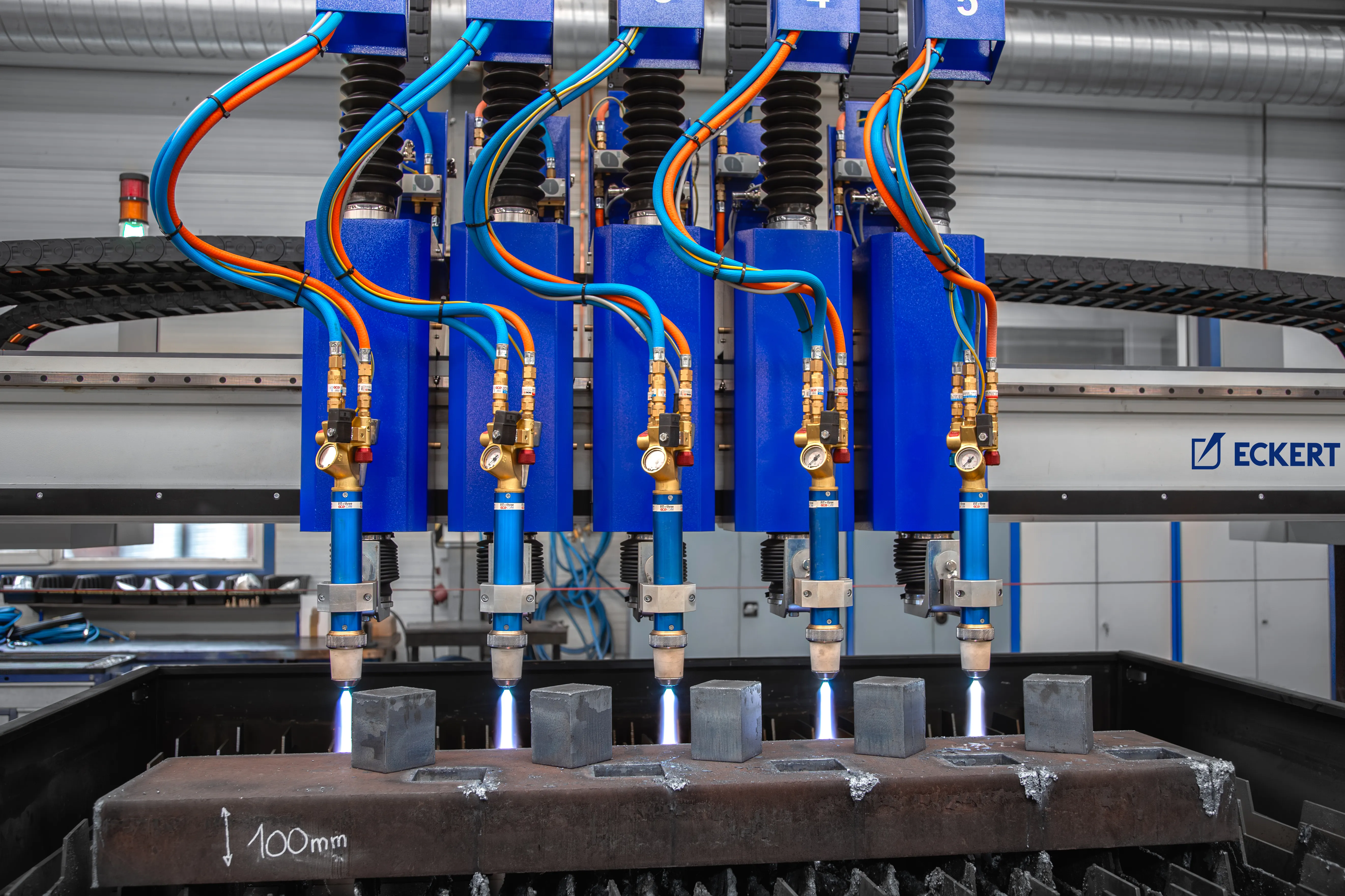 Wielopalnikowy system oxy-fuel firmy Eckert stosowany do cięcia stali niskowęglowej