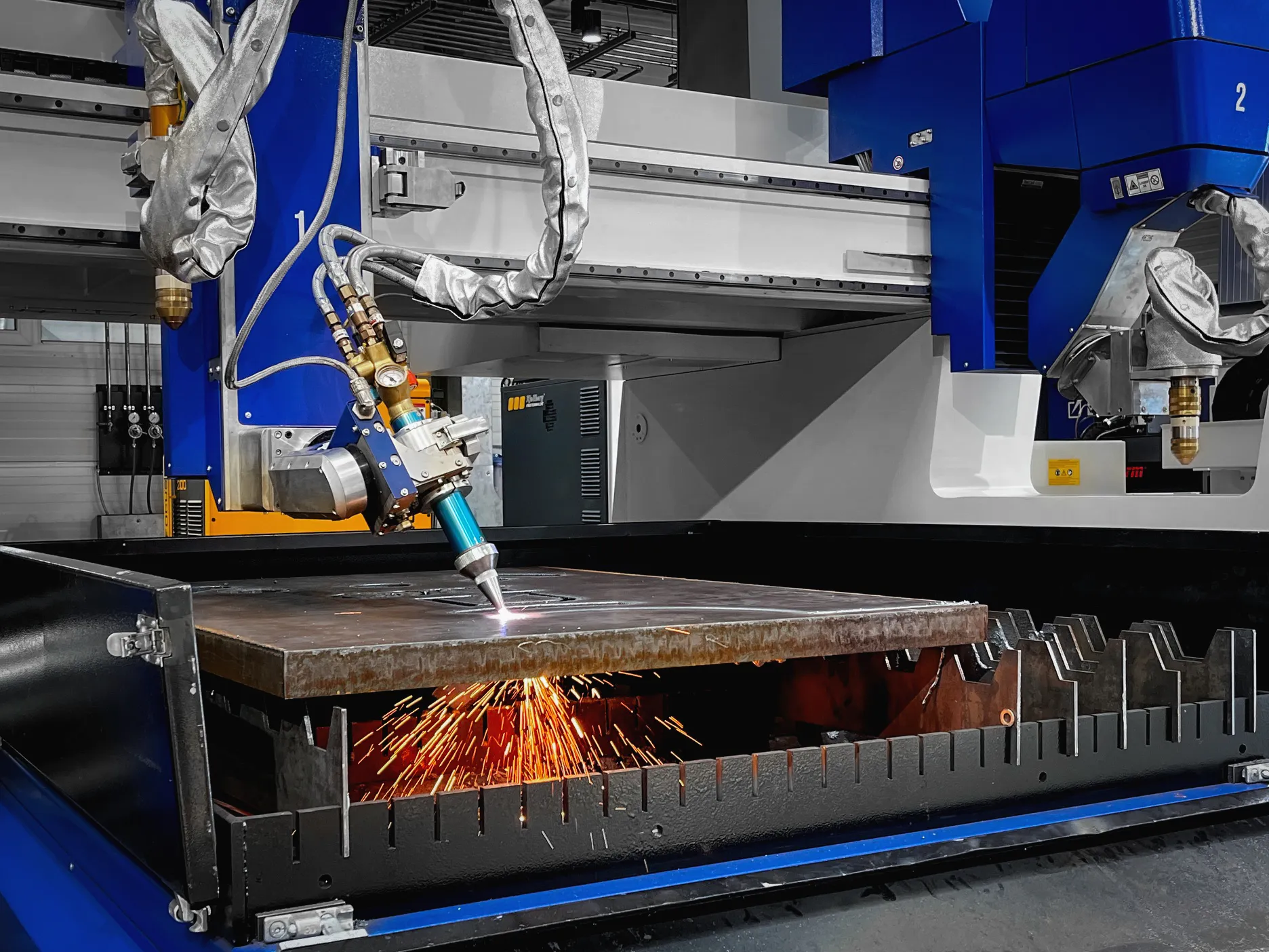 Palnik tlenowy oxy-fuel na wycinarce CNC Eckert podczas cięcia element&oacute;w stalowych