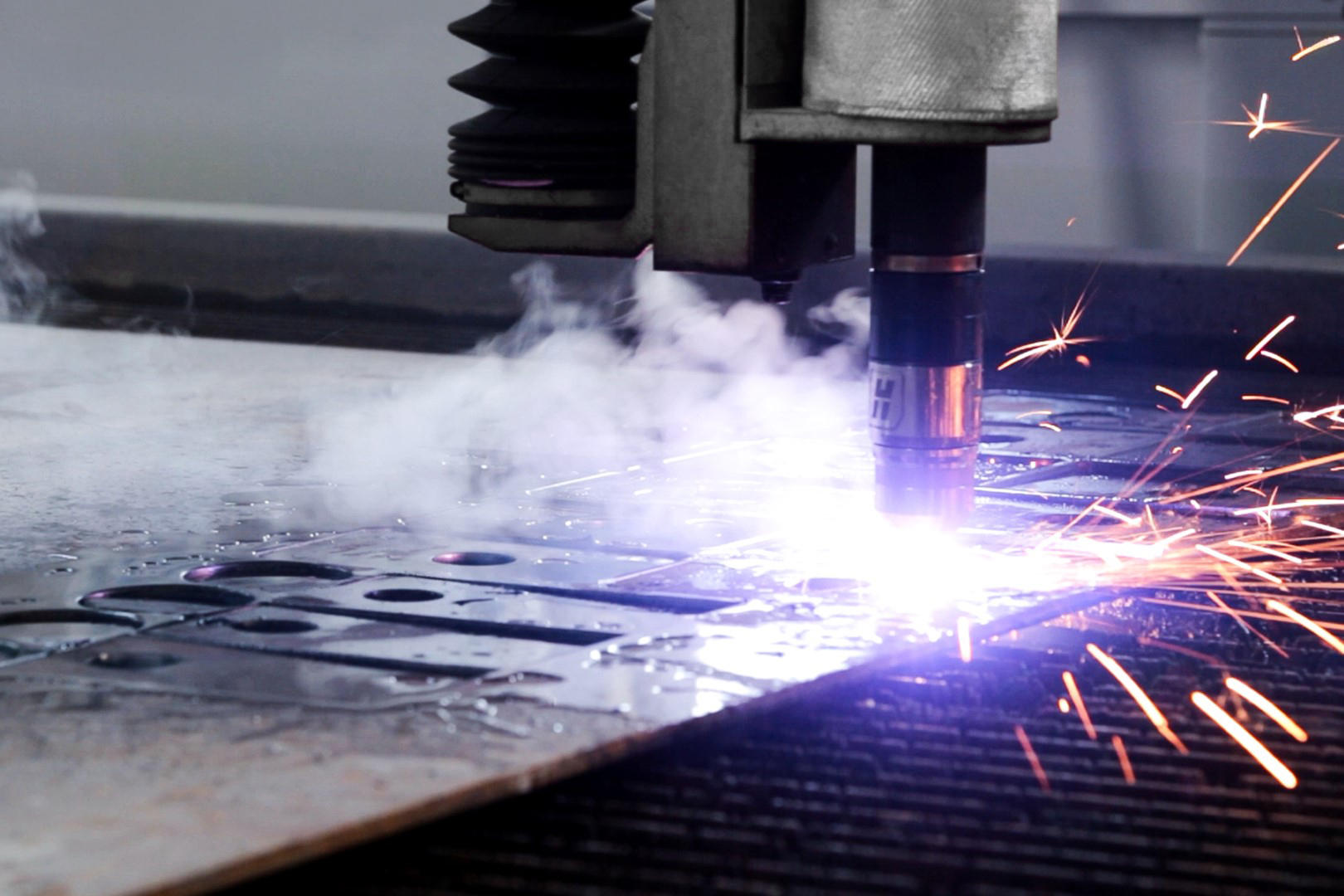 Głowica HD3000 w trakcie cięcia plazmowego na maszynie Opal WaterJet Combo