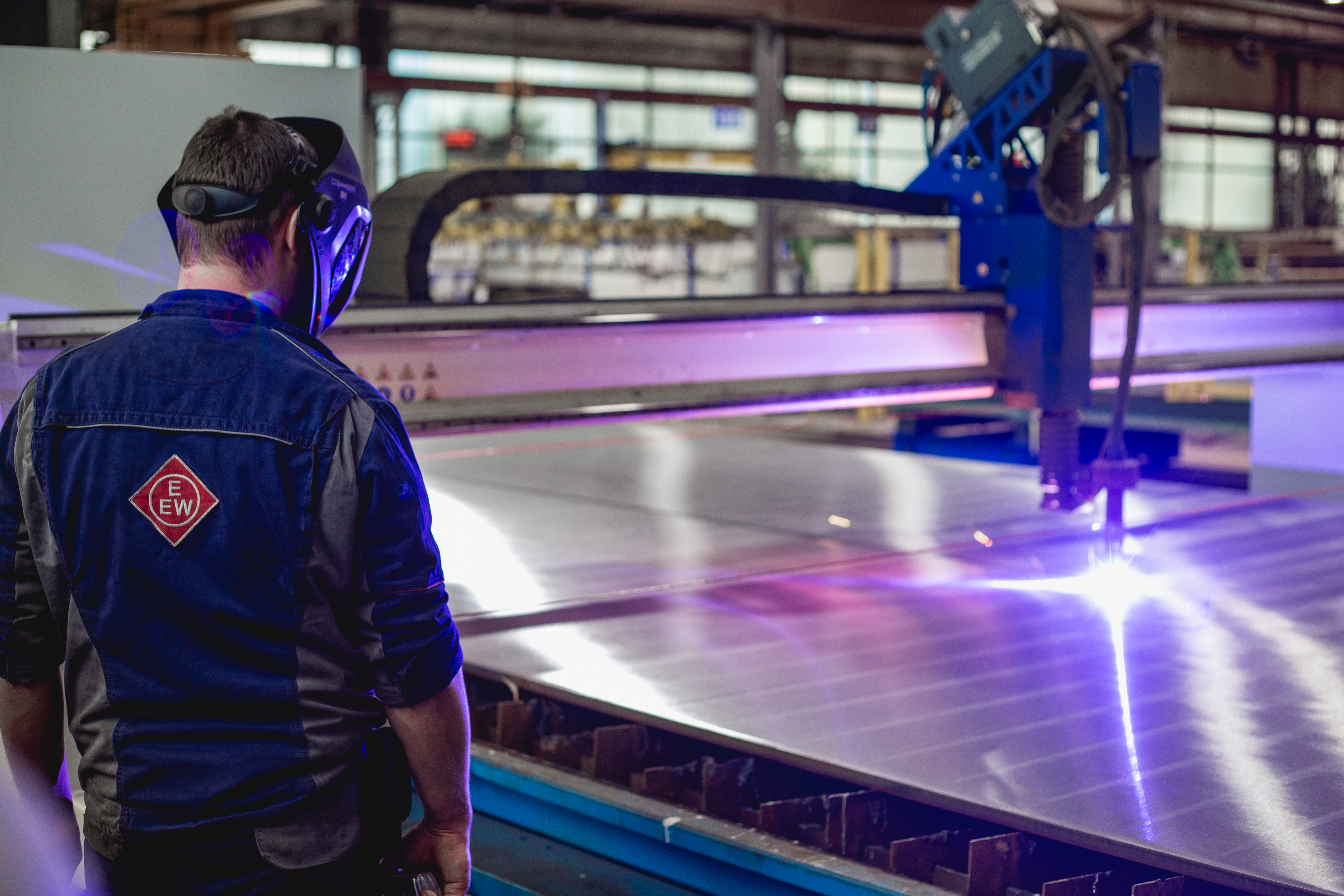 Operator obsługujący maszynę CNC Szafir podczas cięcia plazmowego